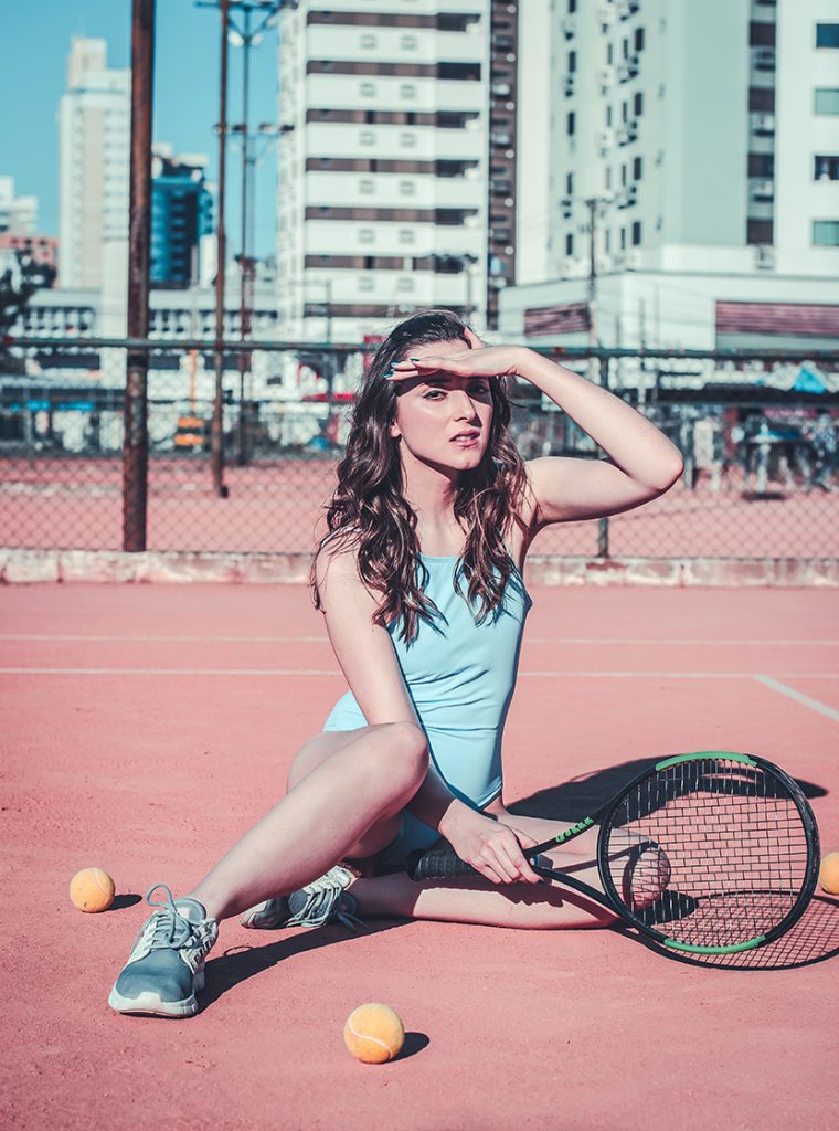 打网球的美少女