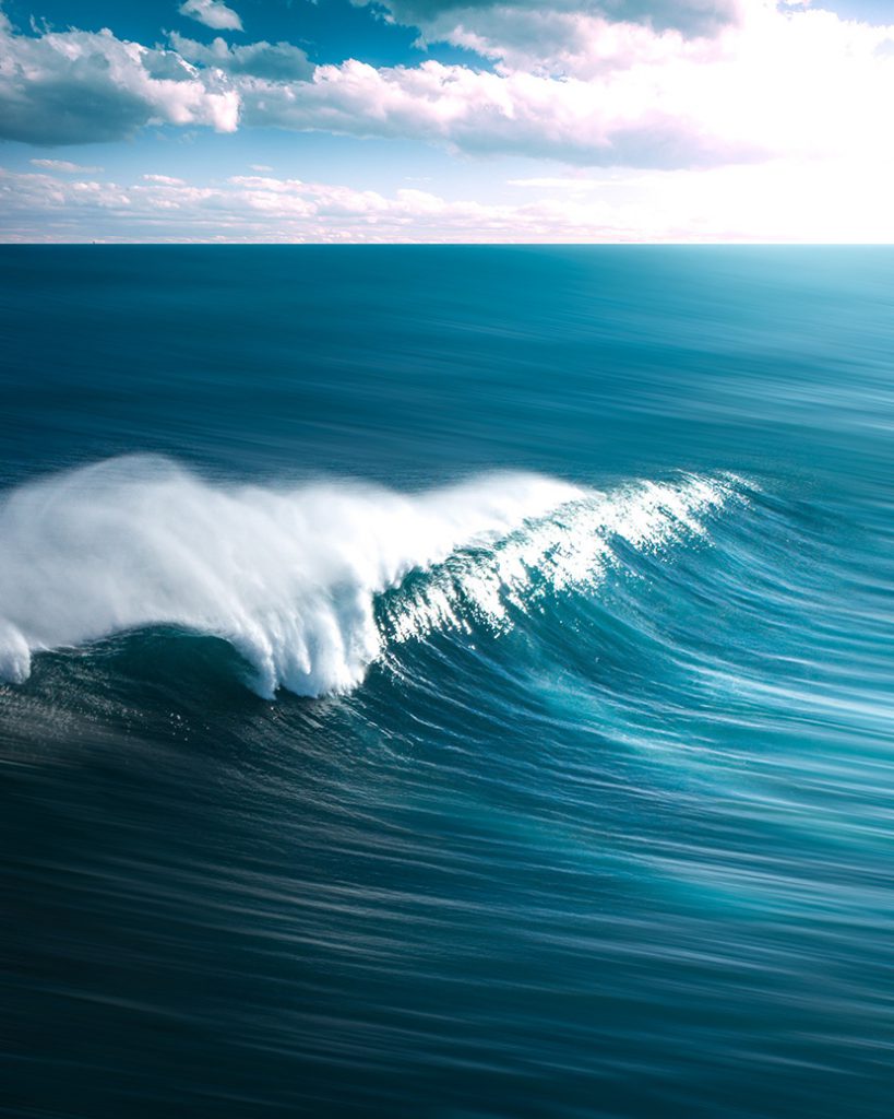 蓝色海面上的巨浪