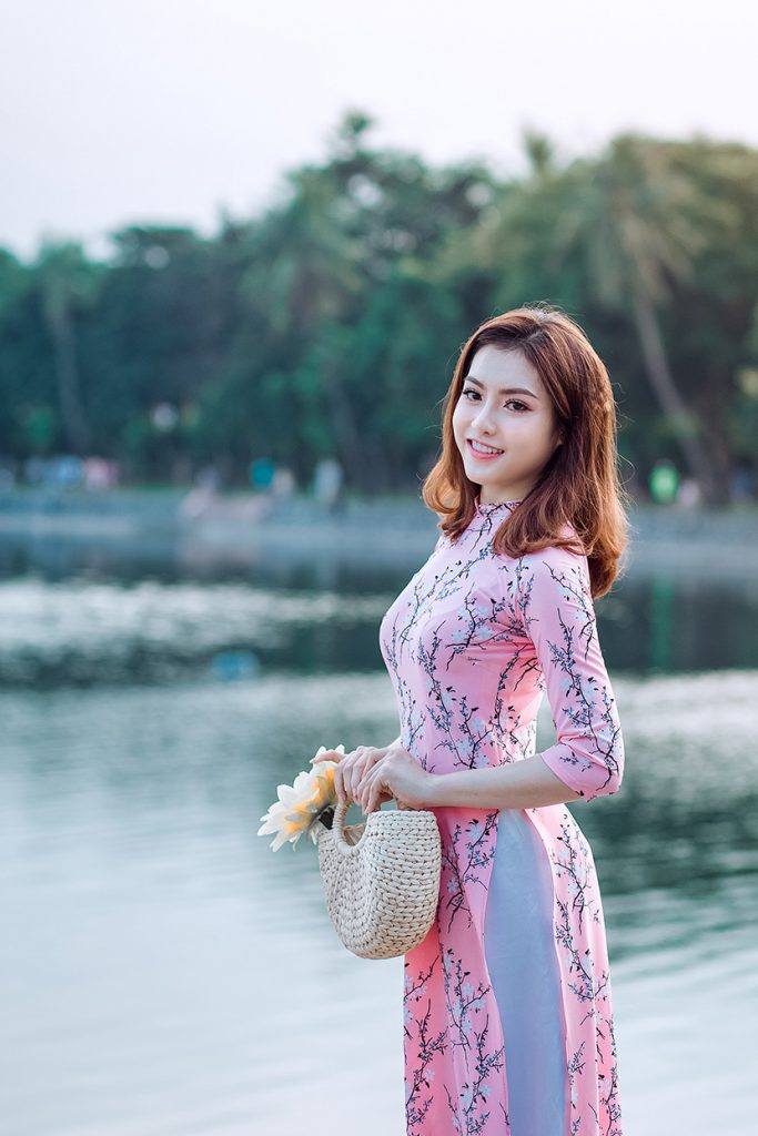 越南穿粉色奥黛的漂亮混血美女