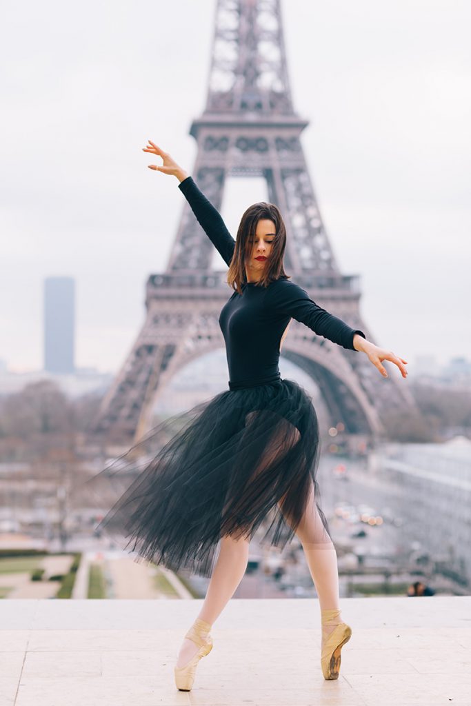 在巴黎铁塔前跳芭蕾的黑衣少女