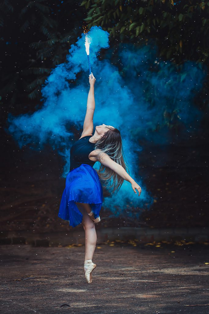 玩着焰火跳芭蕾的蓝衣少女