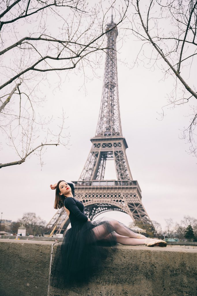 巴黎铁塔前的黑衣舞女