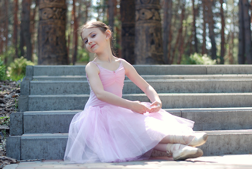 跳芭蕾的粉衣小美女