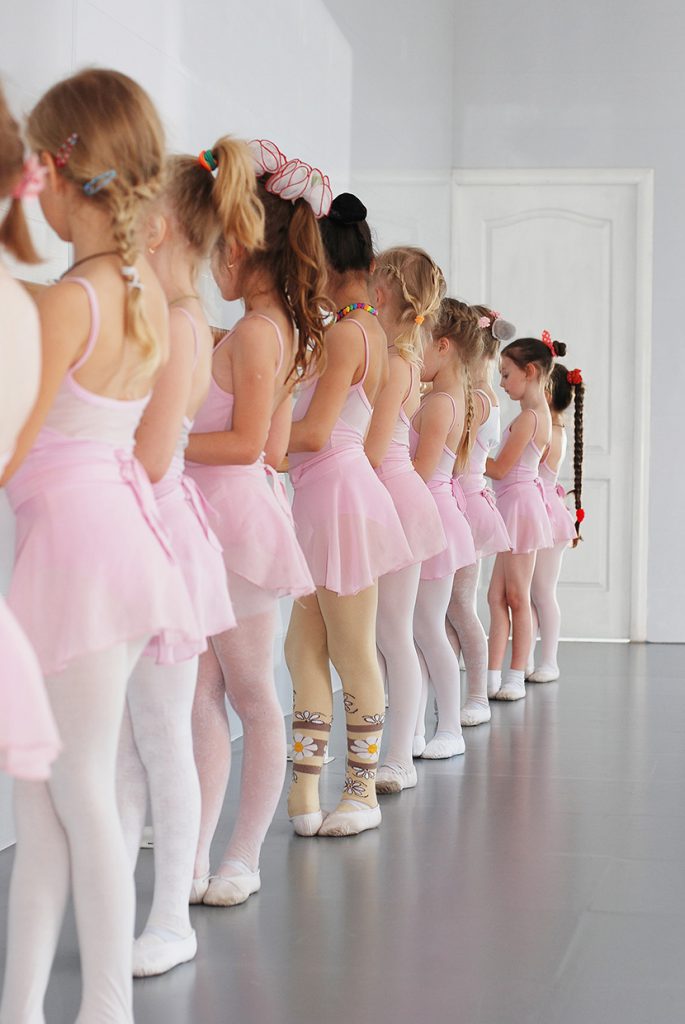 一群上芭蕾课的小女孩