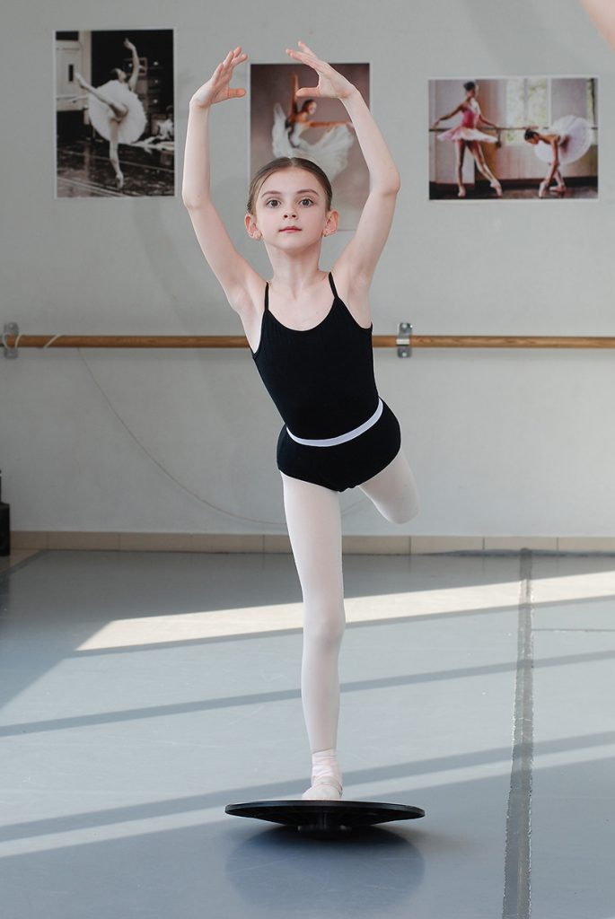 表情严肃的小美女在学芭蕾舞