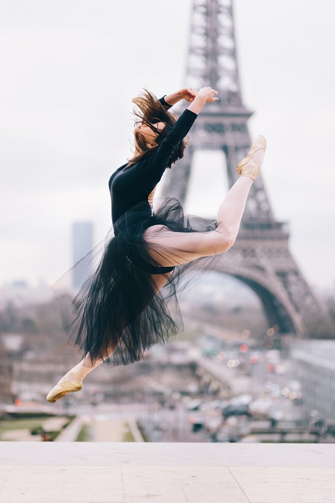 埃菲尔铁塔前跳芭蕾的少女
