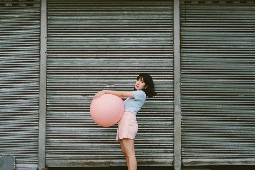 抱着个粉色大气球的清新小姐姐