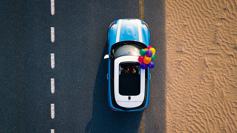 mini小汽车上的一串气球