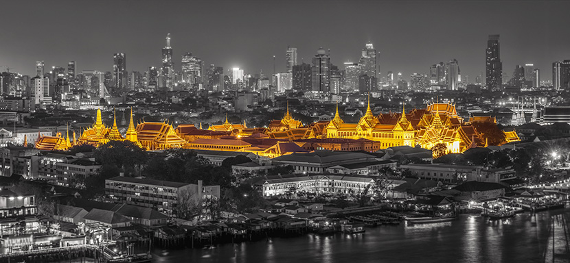 金碧辉煌的曼谷大皇宫夜景
