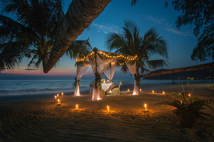 沙滩上的浪漫烛光晚餐