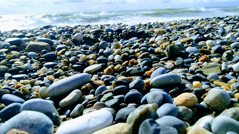 海边的鹅卵石滩