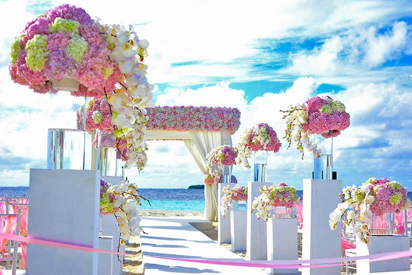 沙滩婚礼现场花艺装饰