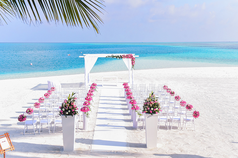 白色沙滩婚礼现场