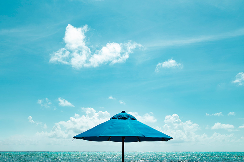蓝天下的蓝色太阳伞