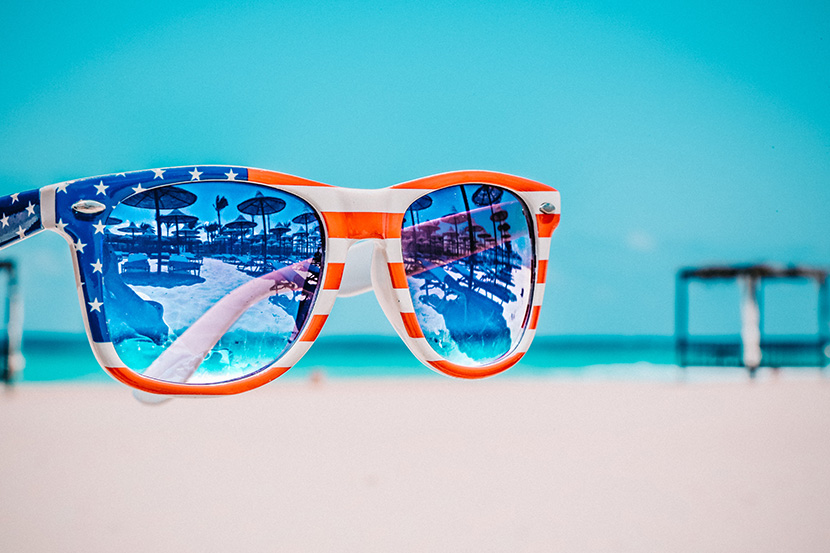 沙滩上的太阳眼镜