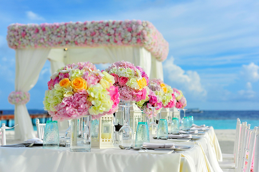 海边婚礼现场餐桌罢盘和鲜花