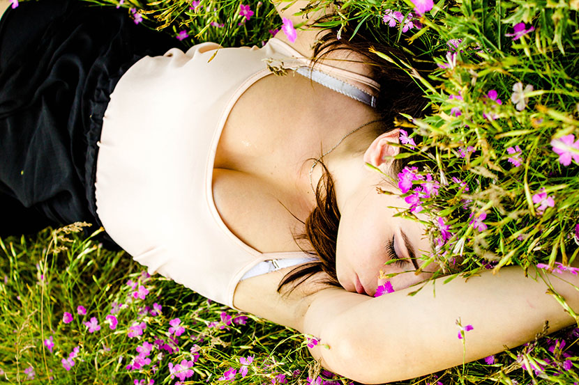 睡在花草丛中的性感美女