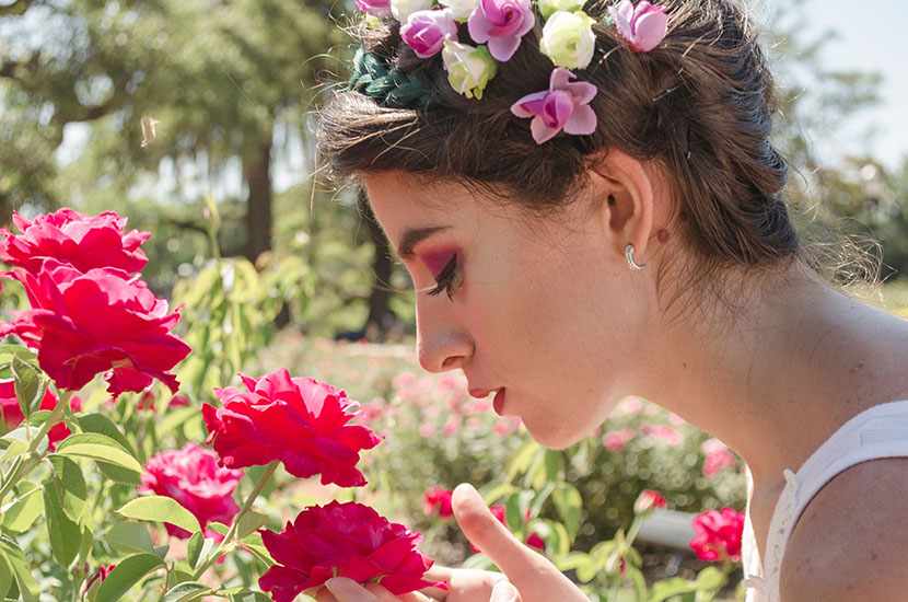 漂亮的欧洲美少女在嗅鲜花