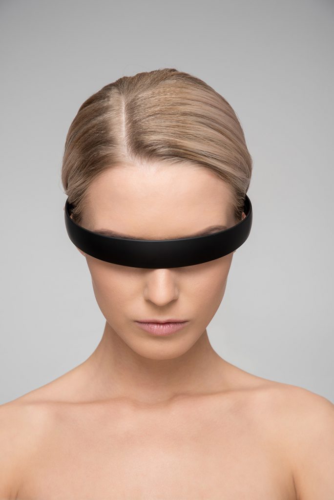 头戴黑箍的女人VR