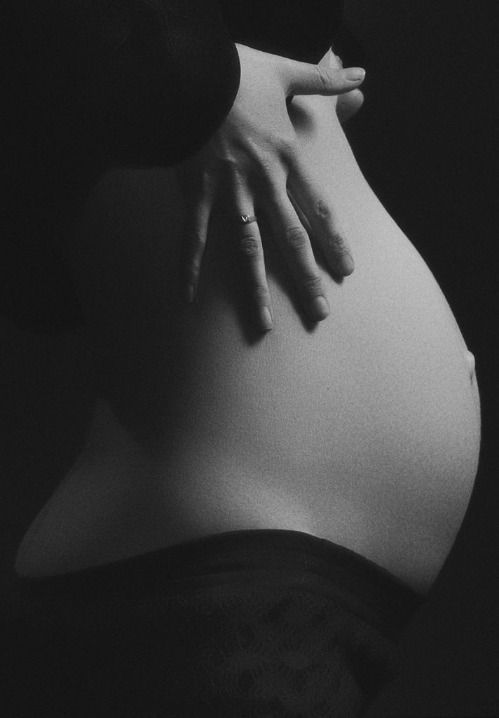 孕妇准麻麻的黑白艺术照