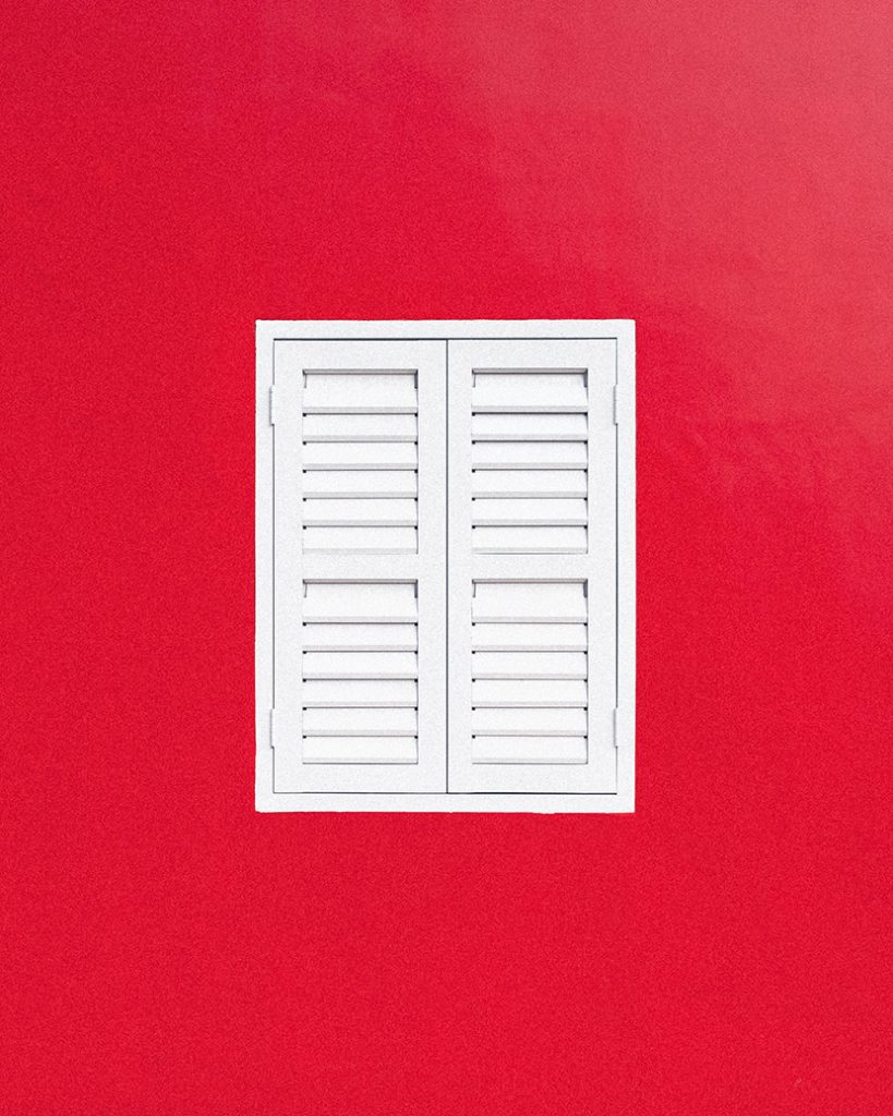 红墙上的一扇百窗户