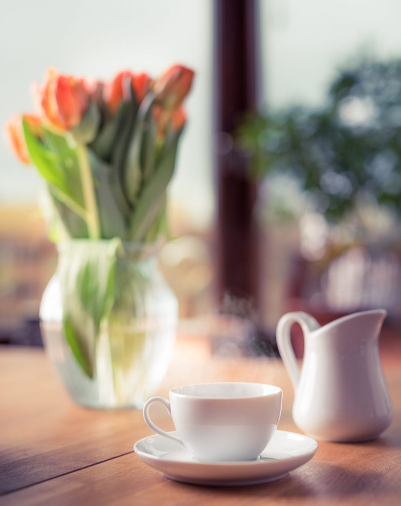 餐桌上的咖啡和鲜花