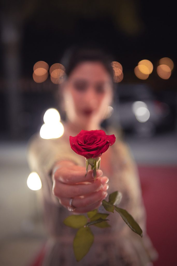 美女送你一朵玫瑰花