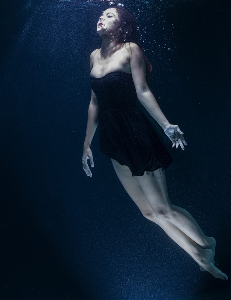 水下摄影的性感丰满美女