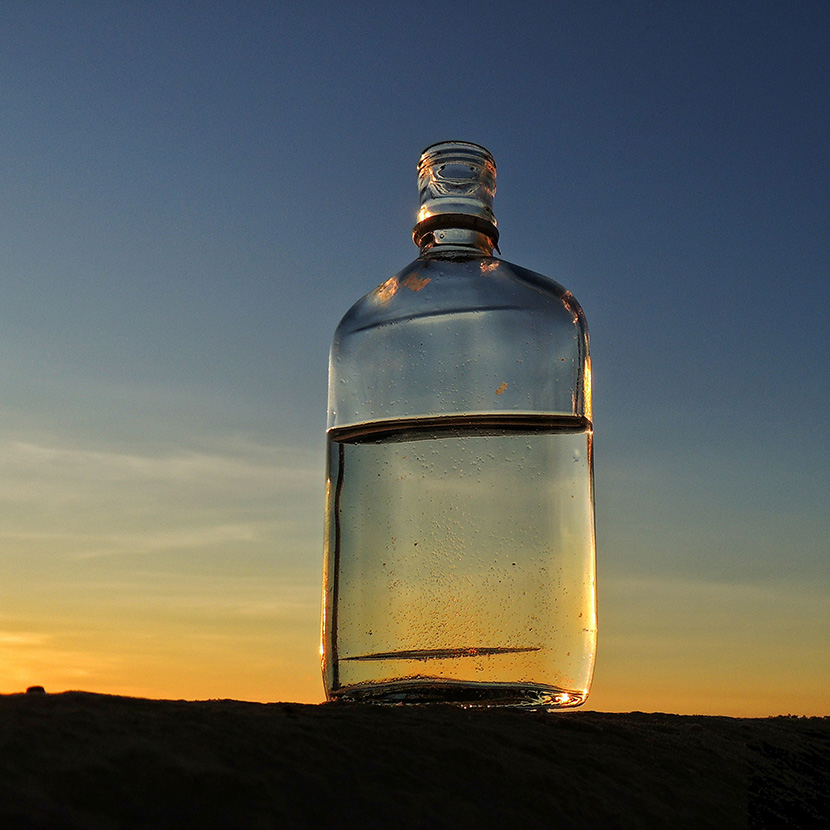夕阳下的空酒瓶