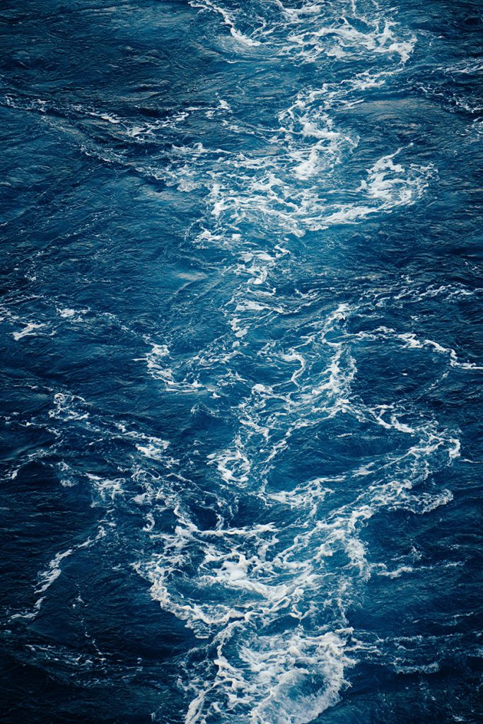 蓝色大海上的白色浪花