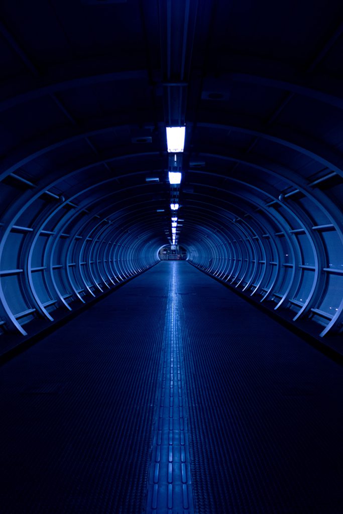 蓝色幽暗的隧道