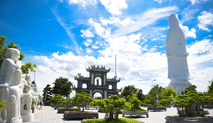 越南古庙里的观音像和盆景