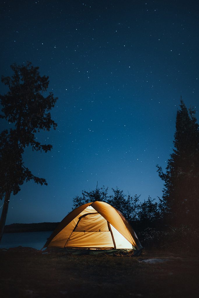 森林中湖边夜晚星空下的帐篷