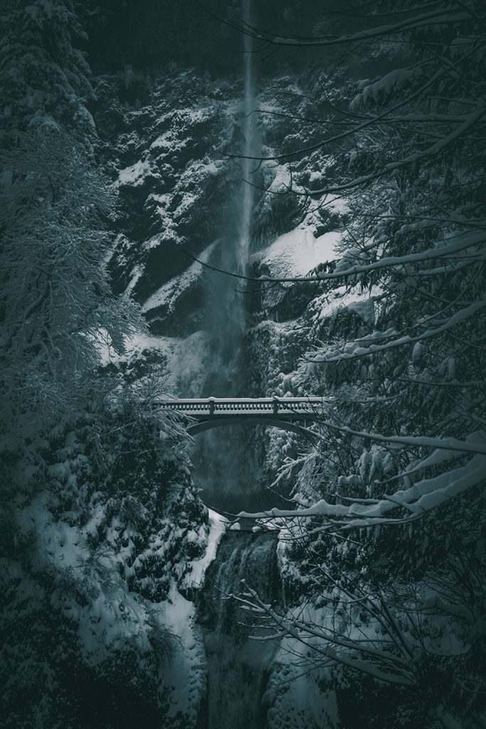 雪山中的瀑布小桥