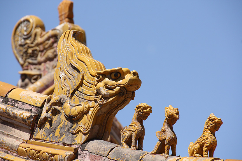 中式古式建筑房顶上的神兽