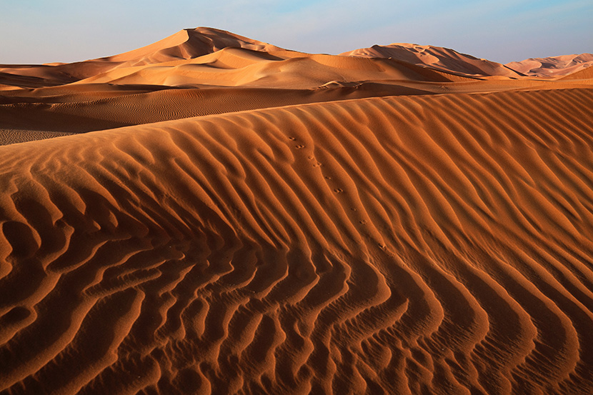 沙漠沙丘的近远景照