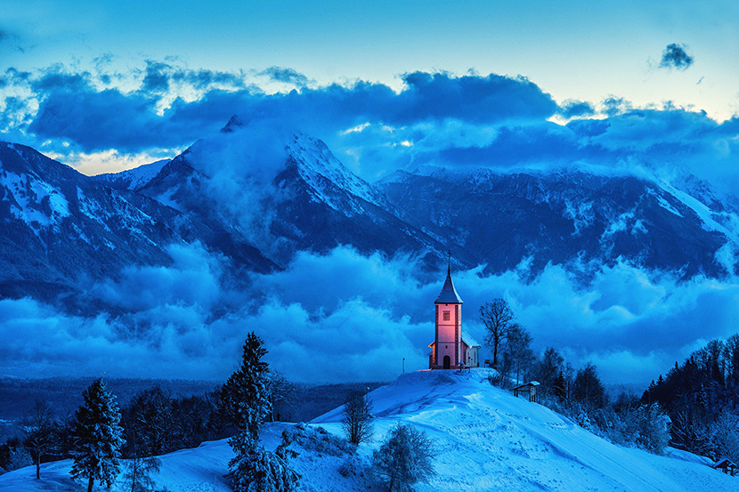 雪山顶上的教堂