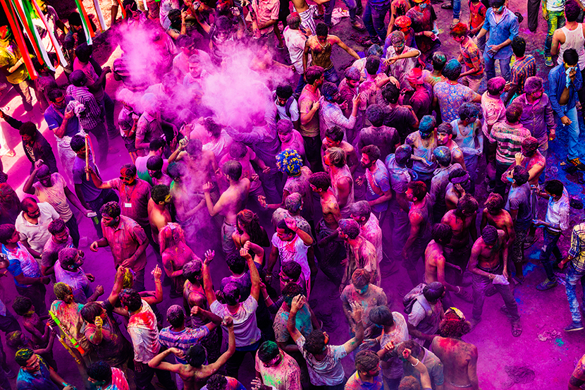 大街上的彩色粉蛋狂欢节