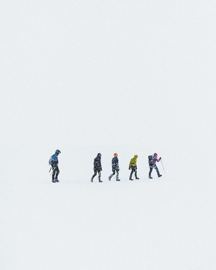 雪地上的徒步小队