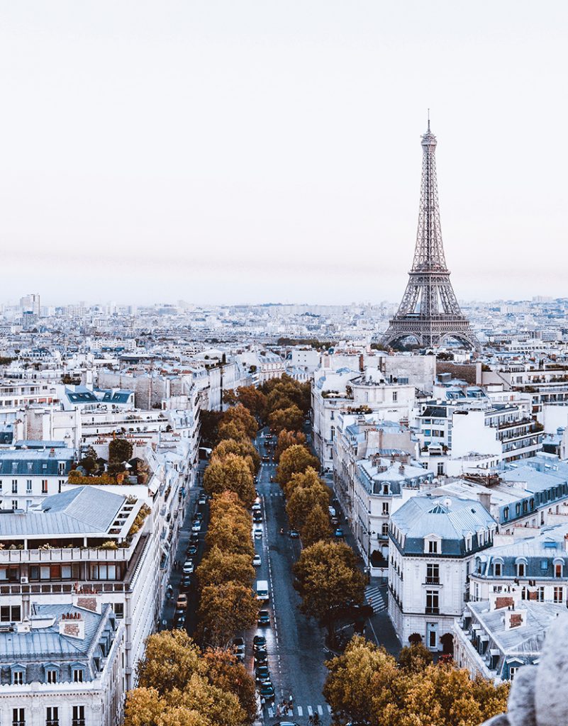 从远处观看巴黎铁塔