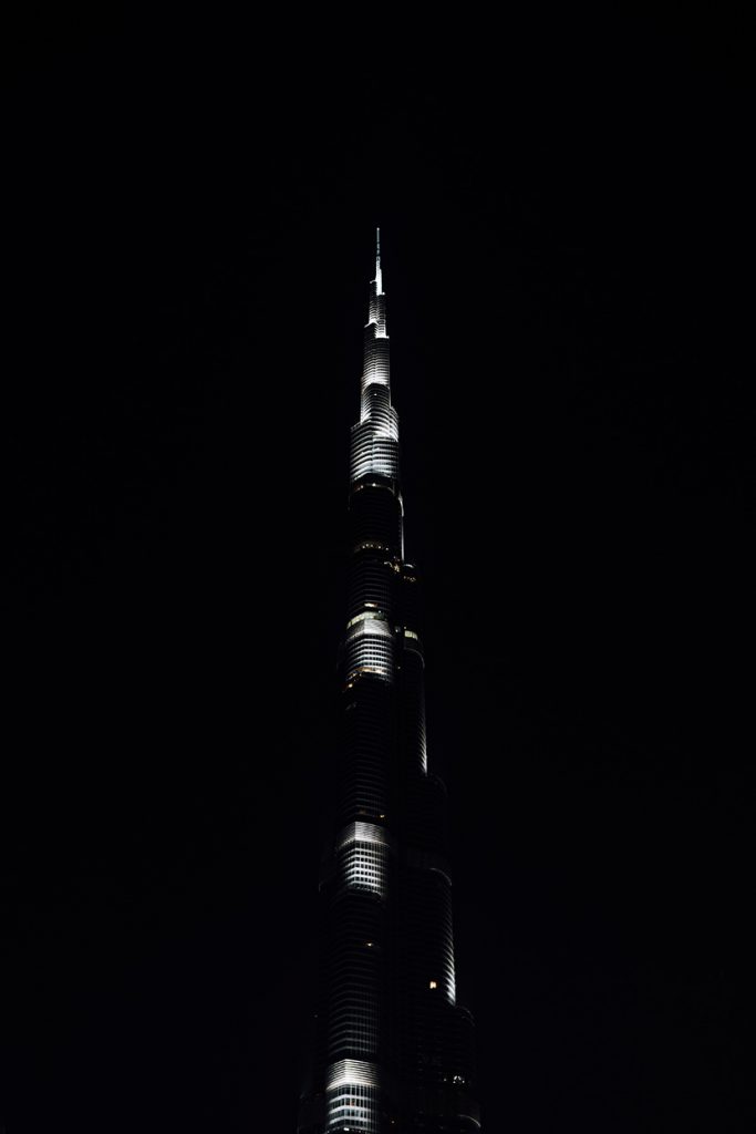 黑夜里的世界第一高楼迪拜哈利法塔BurjKhalifa (高度:828米)
