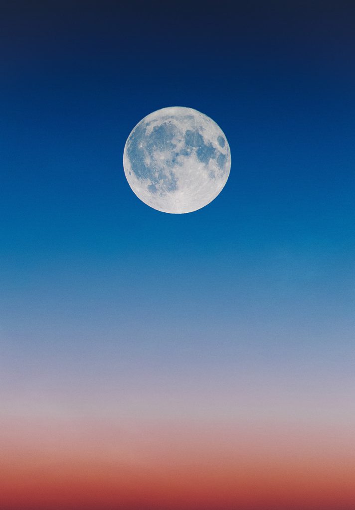 蓝天下的月球