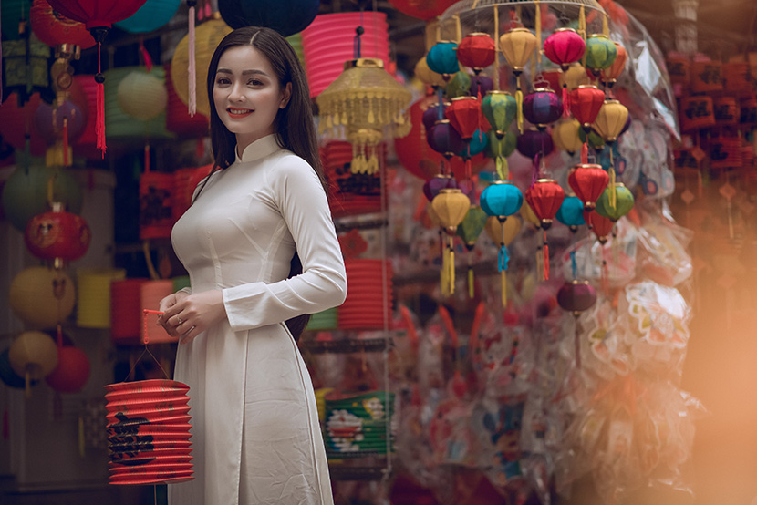 越南街边穿着白色民族服装的女子
