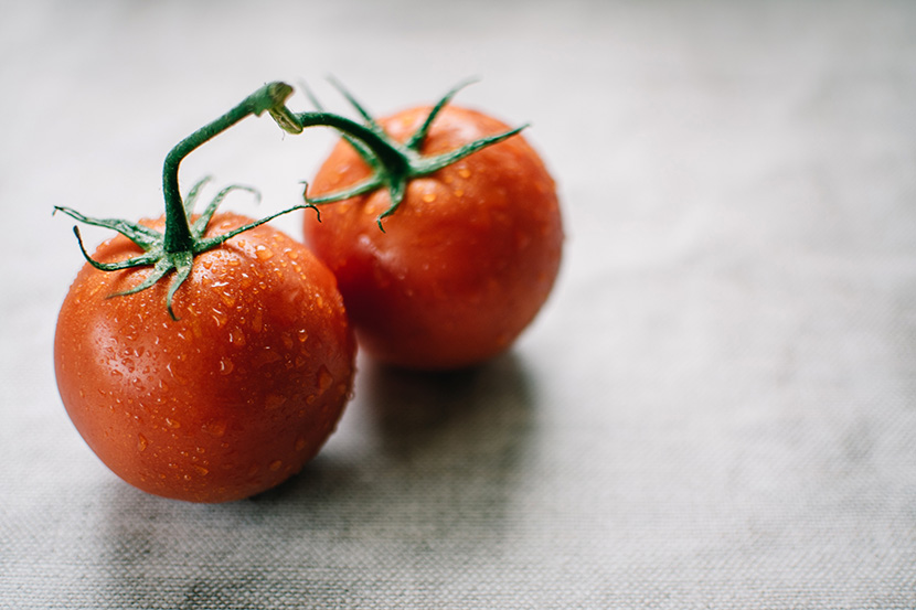 两个沾满水珠的番茄西红柿