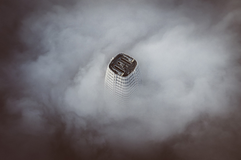 雨雾云海中的高层建筑物楼顶