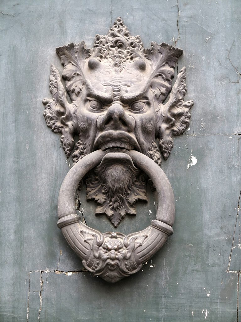 大门上的魔鬼头门环雕像