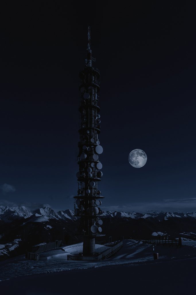 雪山顶上的信号接收塔和月亮
