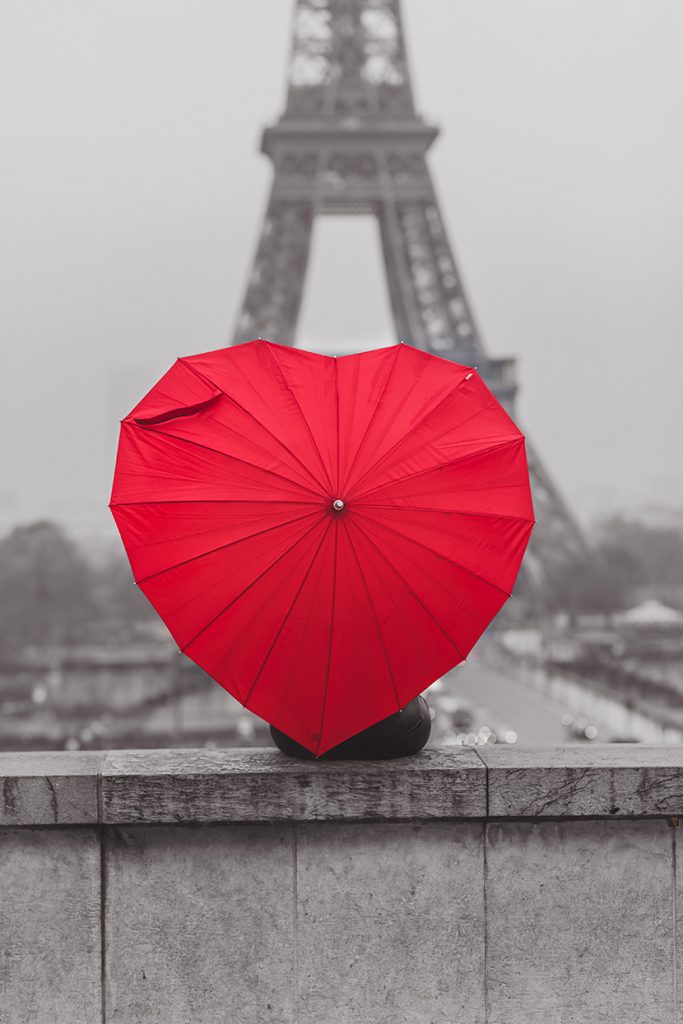 心型小红伞与埃菲尔铁塔