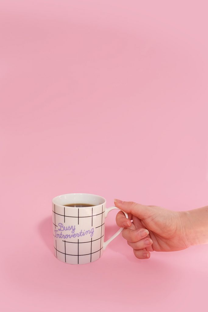 粉色背景板前的一杯咖啡