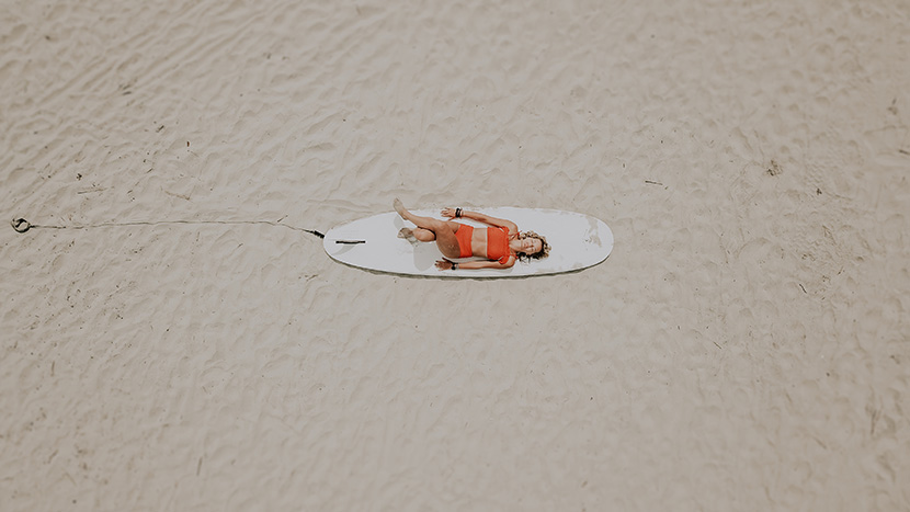 沙滩冲浪板上的躺着的女人